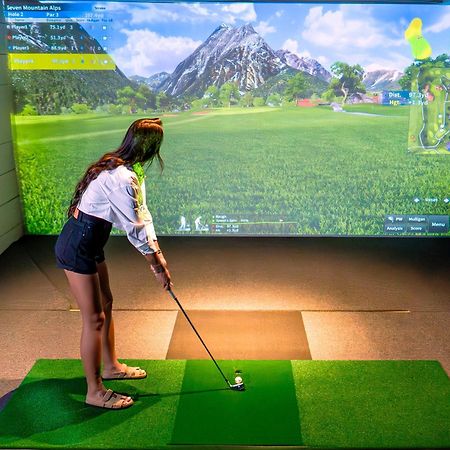 Hilton Dubai Al Habtoor City Exterior photo A woman playing a game of golf at the National Museum of Golf, Osaka, Japan