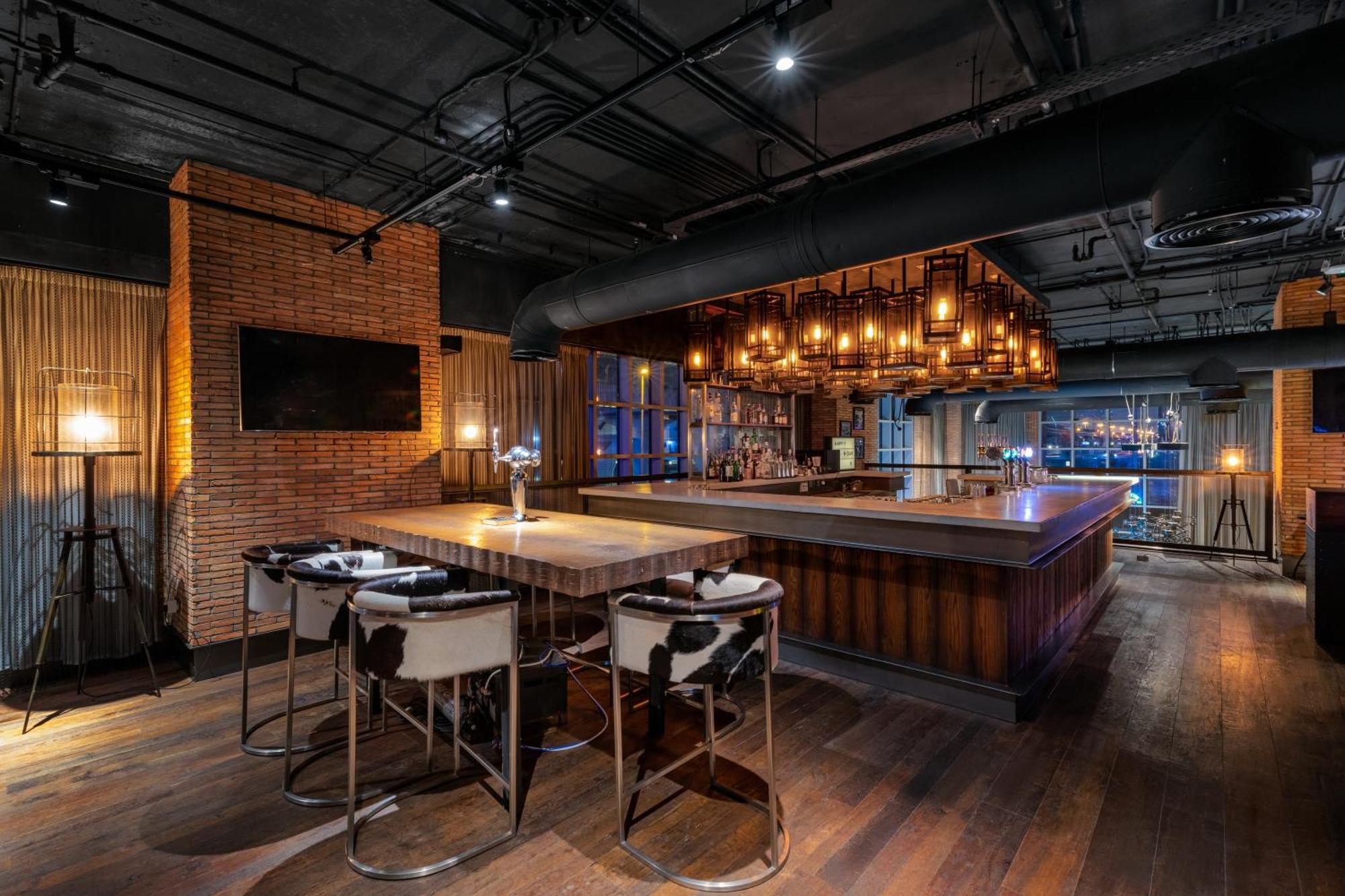 Hilton Dubai Al Habtoor City Exterior photo The bar at the 100th floor of the building